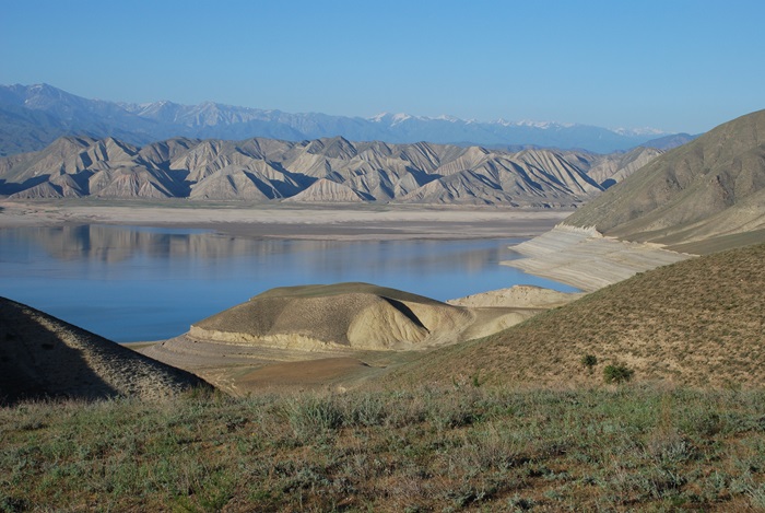 Toktogul reservoir i Kirgisistan efter en flerårig tørkeperiode